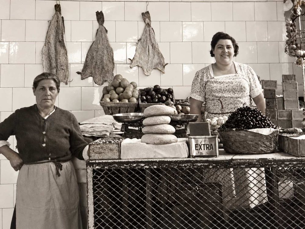 El puesto de Bacalao Maribel en los años cincuenta, con el bacalao curado colgado de la pared