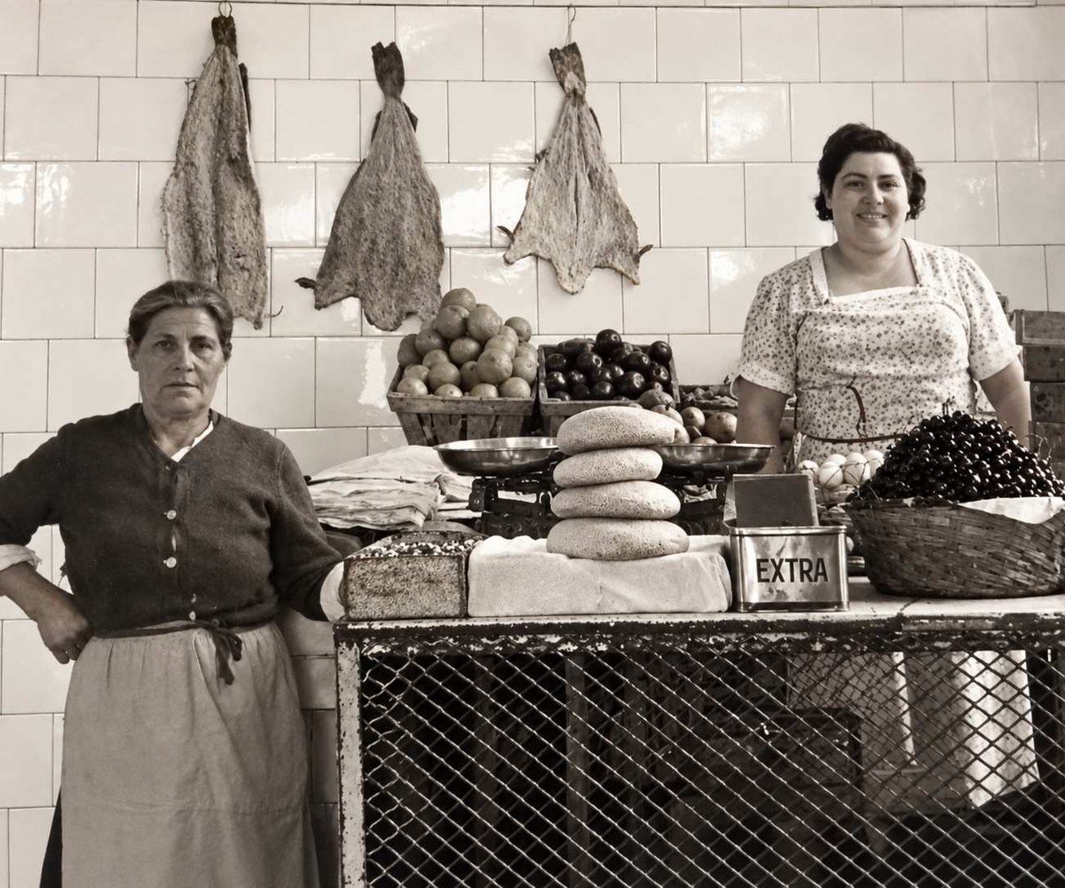 El puesto de Bacalao Maribel en los años cincuenta, con el bacalao curado colgado de la pared